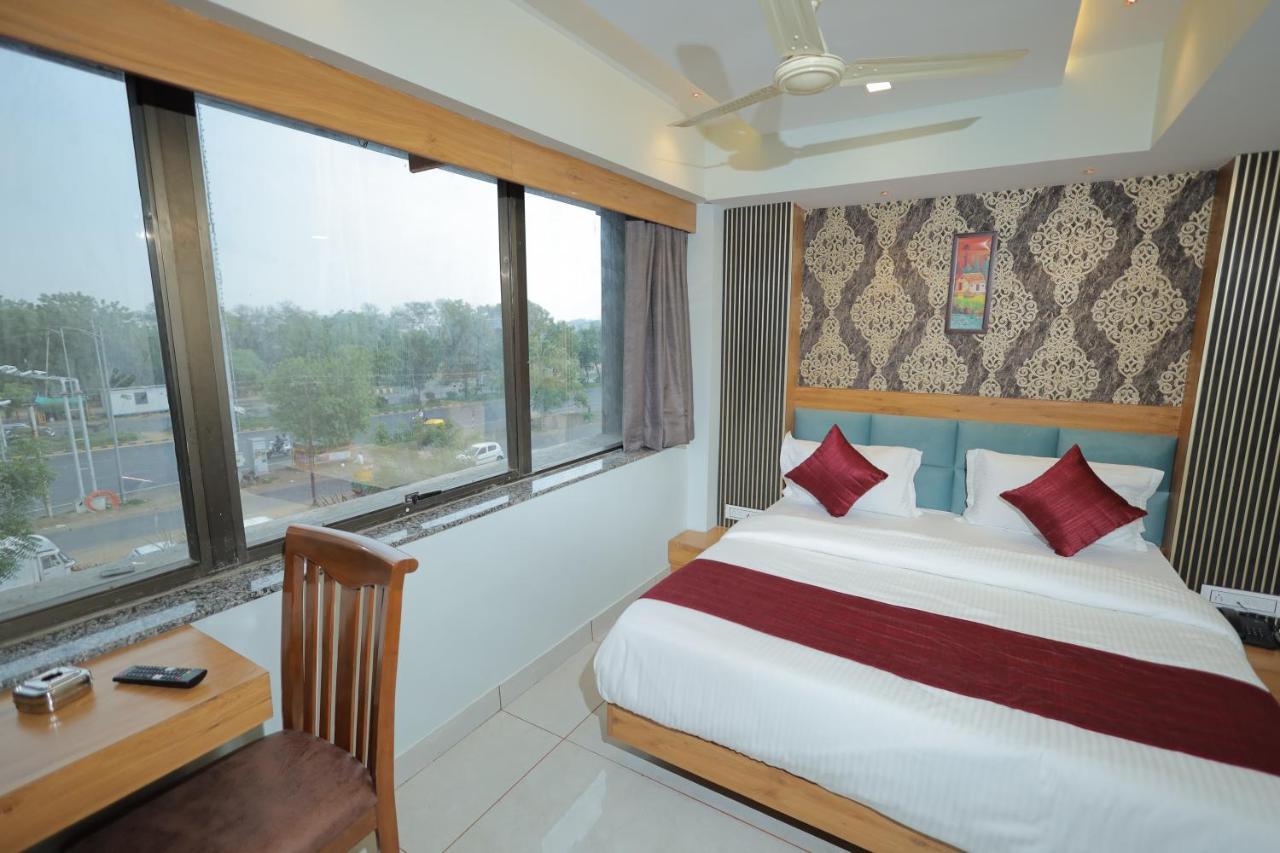 Hotel Rk Fortune อาเมดาบัด ภายนอก รูปภาพ