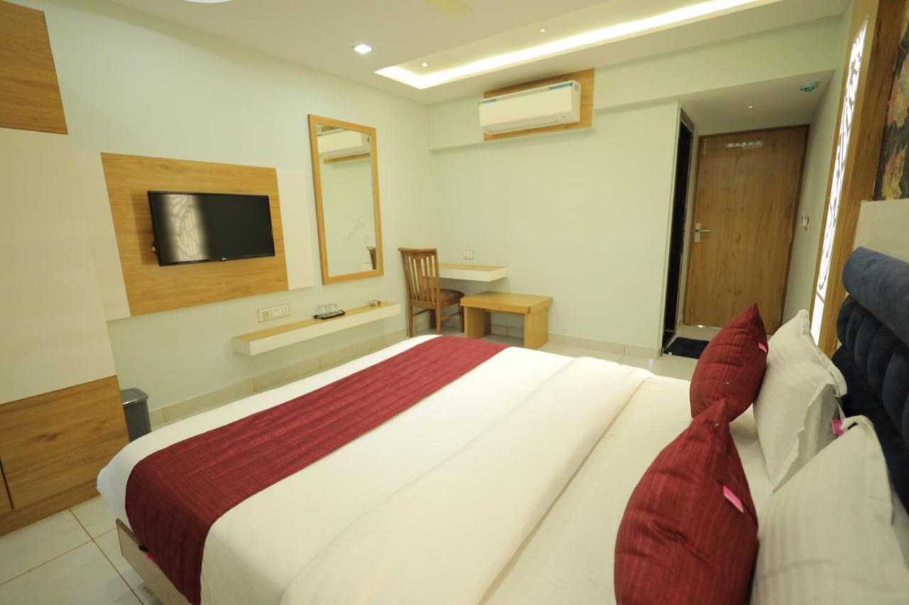 Hotel Rk Fortune อาเมดาบัด ภายนอก รูปภาพ