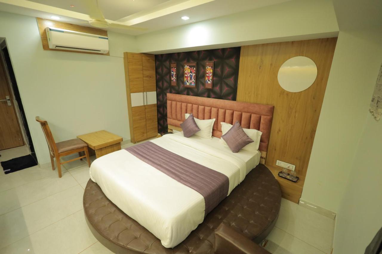 Hotel Rk Fortune อาเมดาบัด ภายนอก รูปภาพ