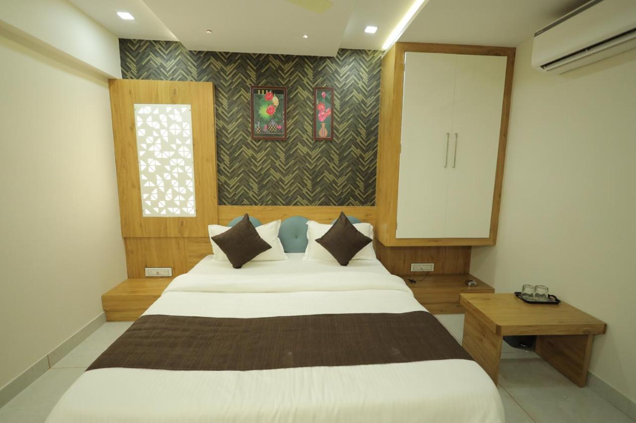 Hotel Rk Fortune อาเมดาบัด ภายนอก รูปภาพ