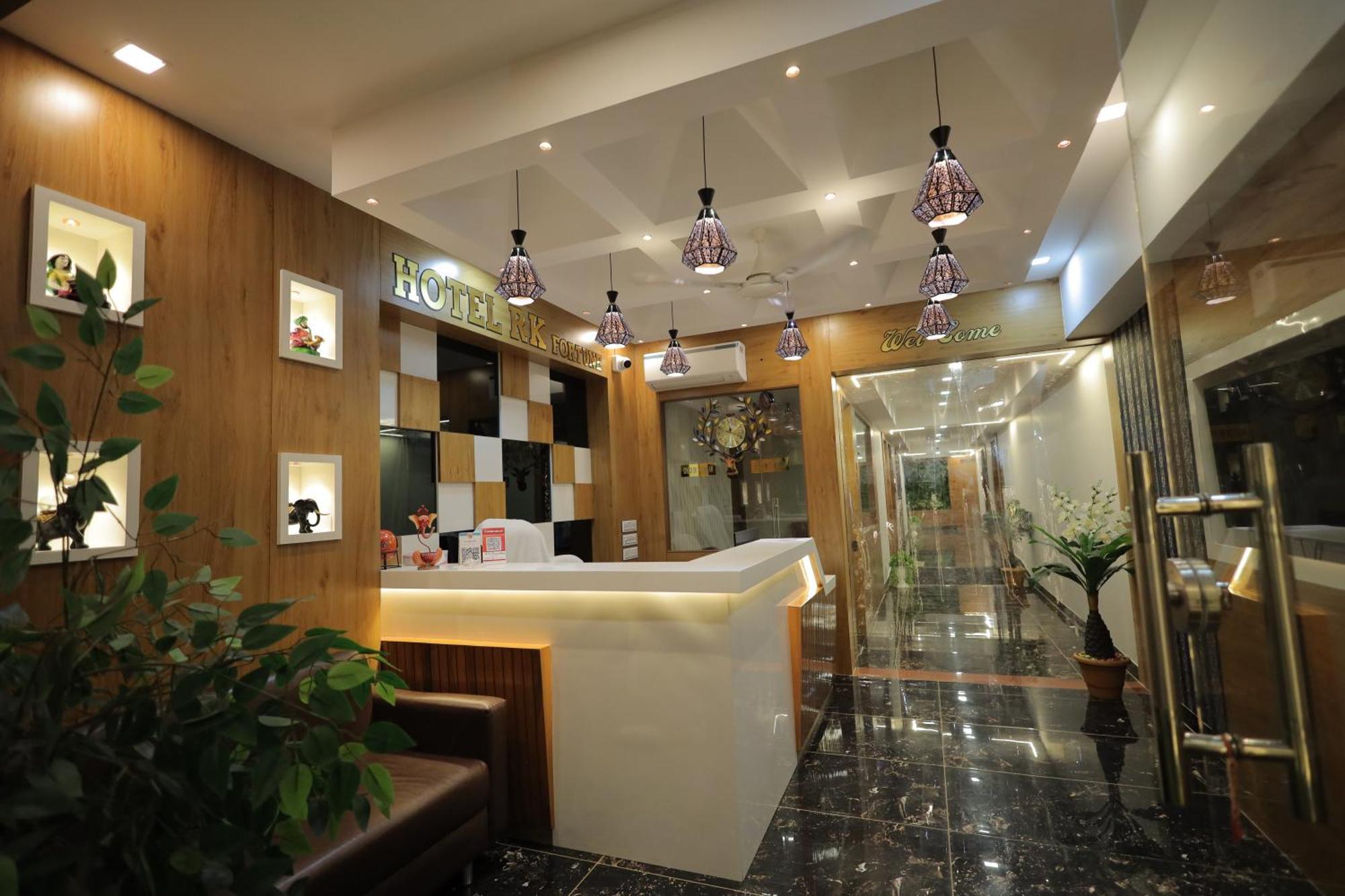 Hotel Rk Fortune อาเมดาบัด ภายนอก รูปภาพ