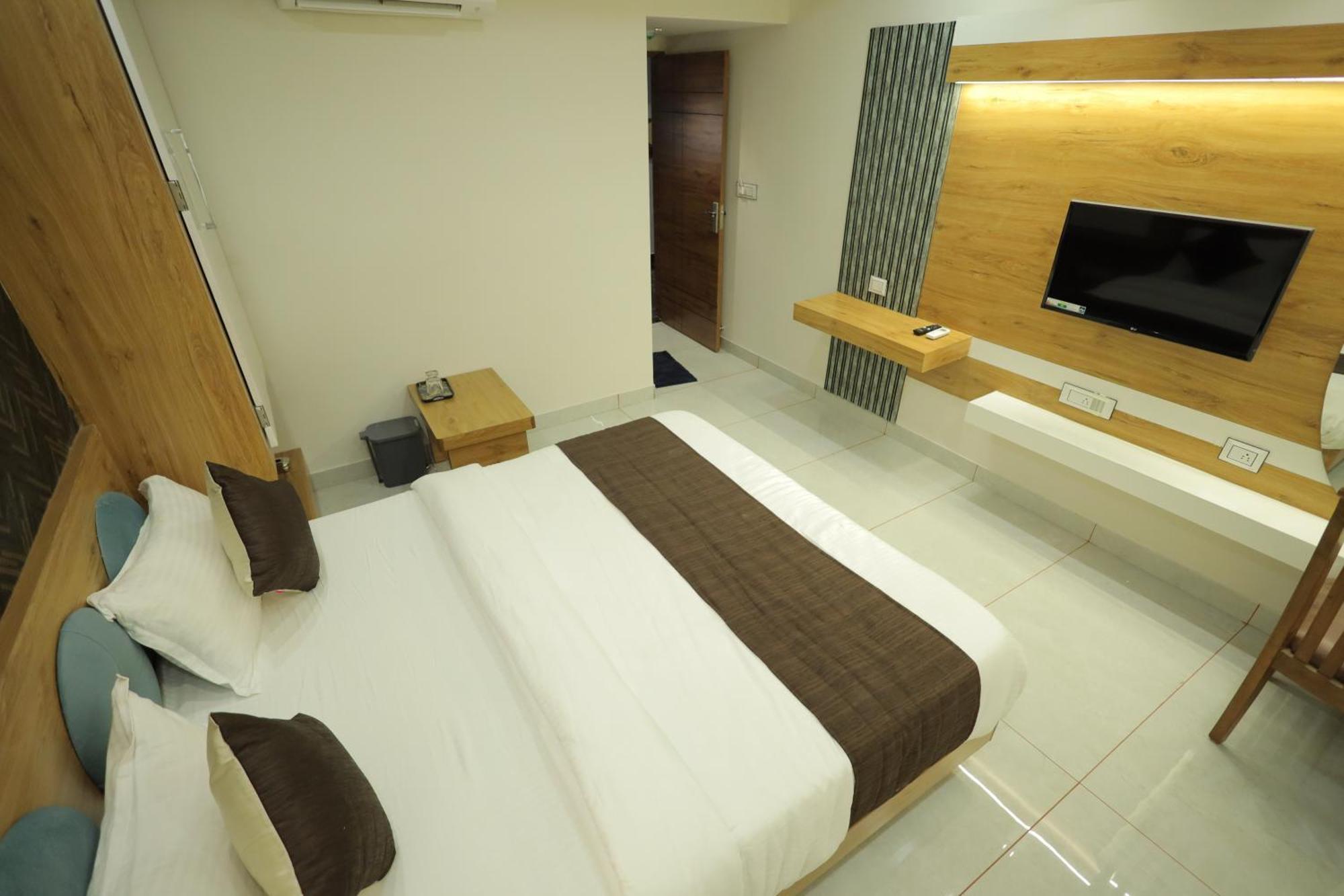 Hotel Rk Fortune อาเมดาบัด ภายนอก รูปภาพ